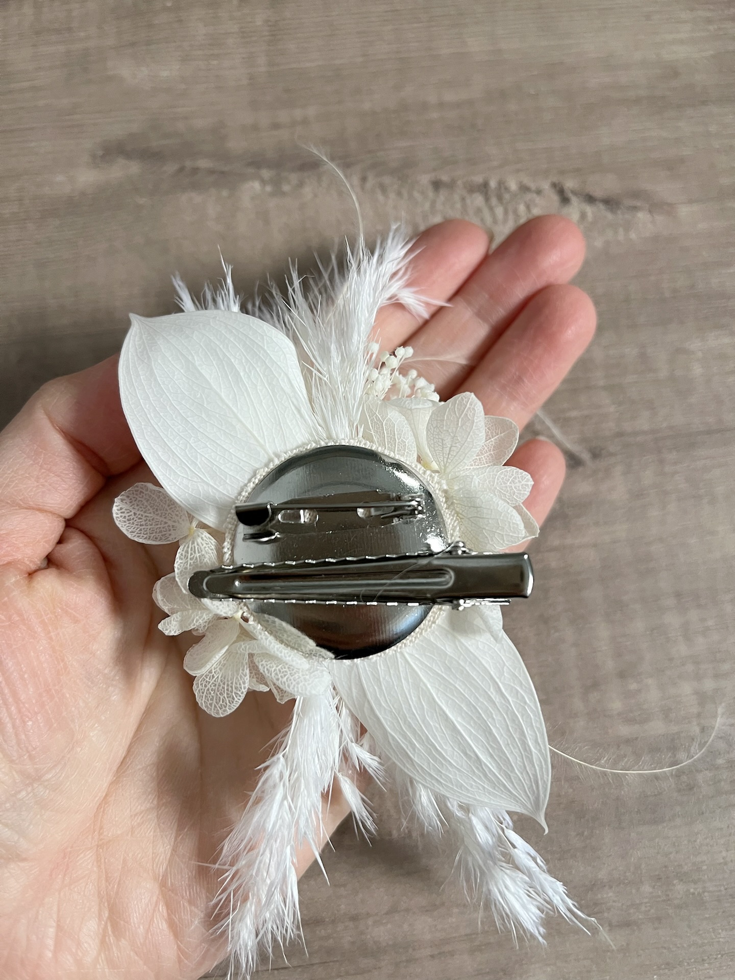 モダンなふわふわコサージュ